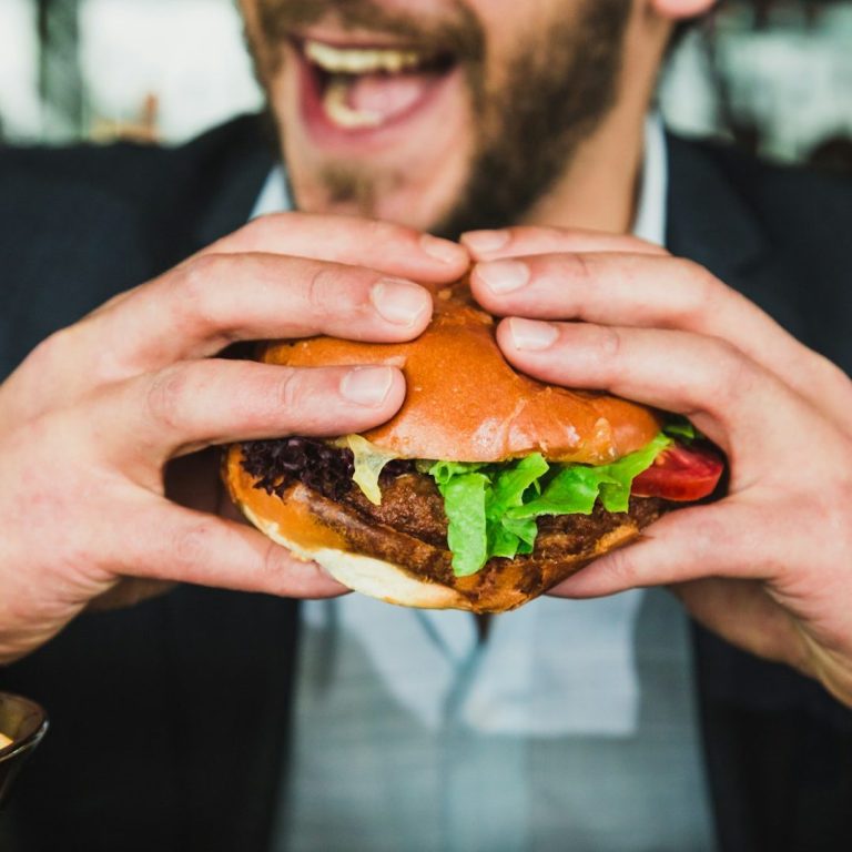 Des clients heureux qui partagent un repas à La Minute Gourmande